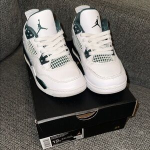 Jordan 4 Retro 
White/Oxidized Green